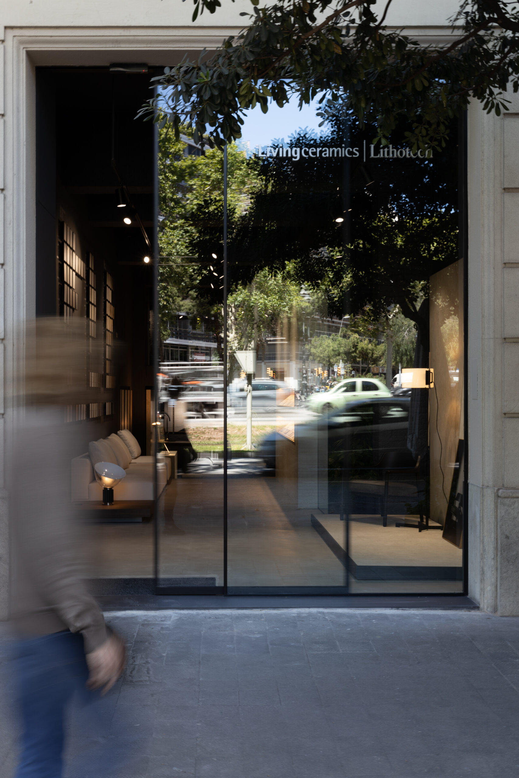 Materia, arquitectura y diálogo: Así es el showroom de Livingceramics en Barcelona